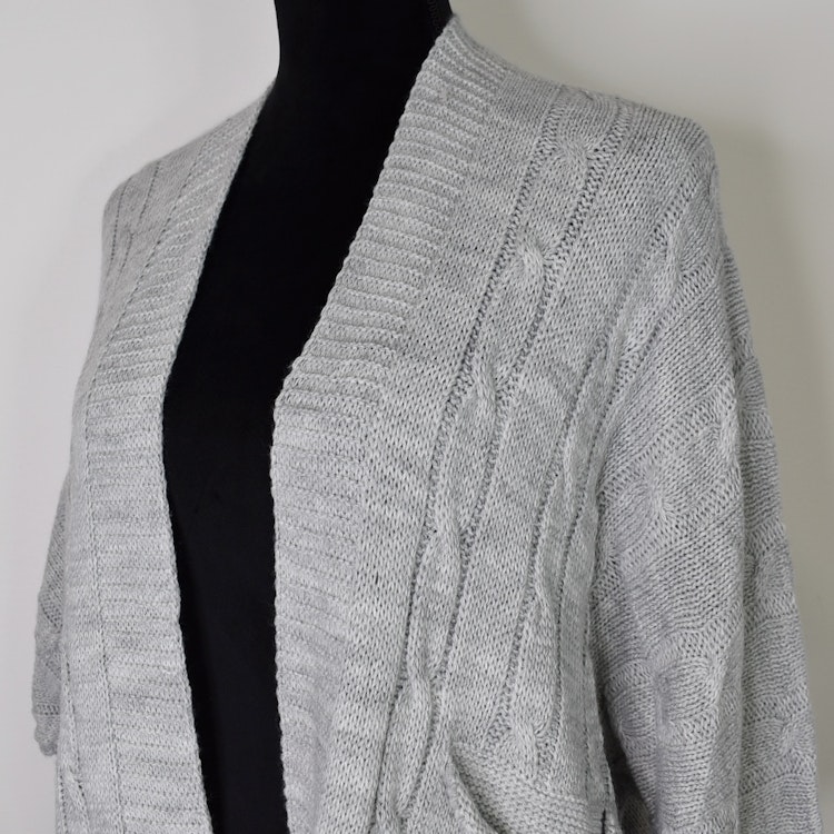 Kort Kabelstickad Cardigan LJUSGRÅ