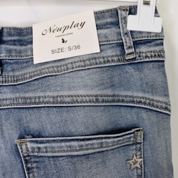 Jeans med knappar LJUS BLÅ - Newplay
