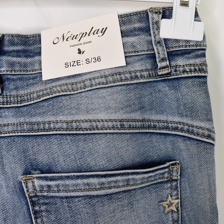 Jeans med knappar LJUS DENIM - Newplay - En Slags Verklighet