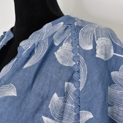 Linneklänning med spets Mönstrad JEANSBLÅ