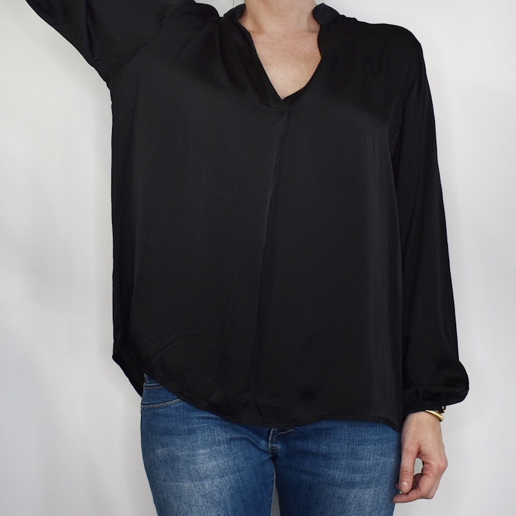 Blus Tyra SVART - Nowomanslabel
