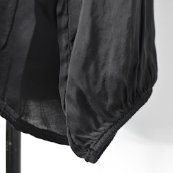 Blus Tyra SVART - Nowomanslabel