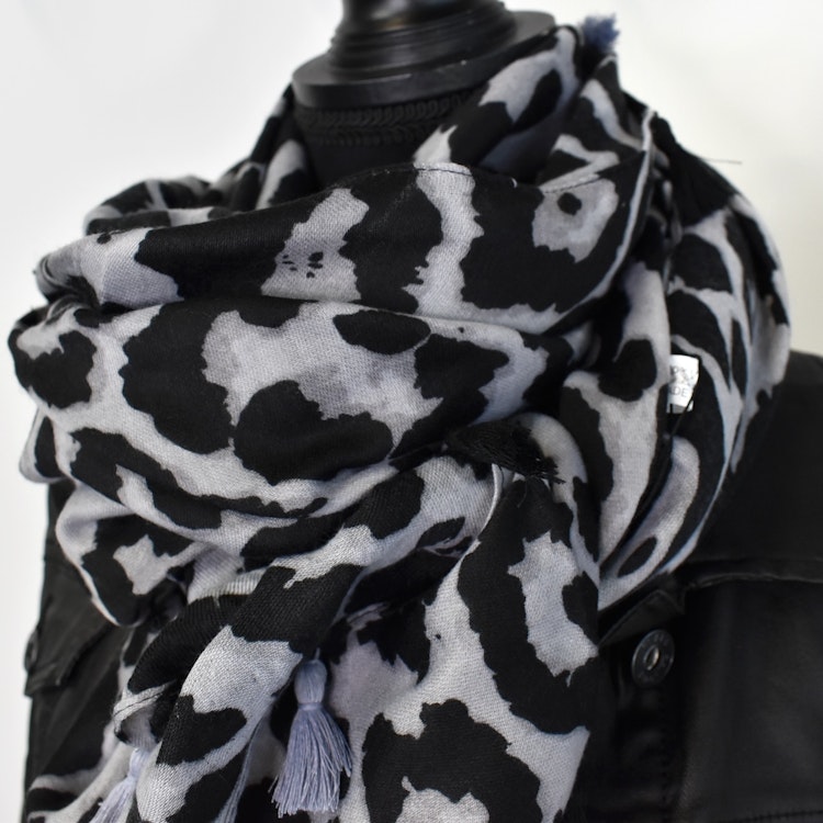 Sjal med Tofsar Leopard GRÅ