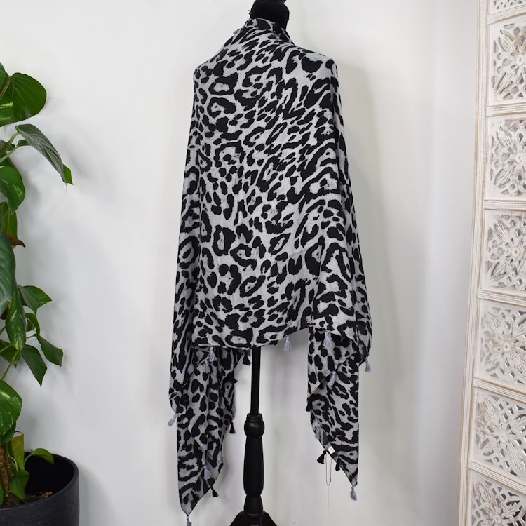 Sjal med Tofsar Leopard GRÅ