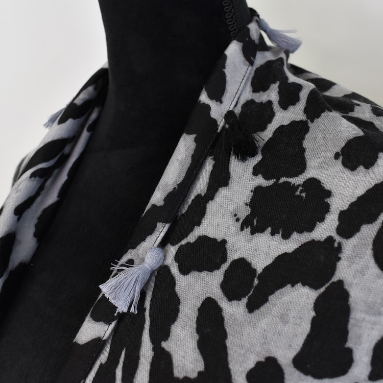 Sjal med Tofsar Leopard GRÅ