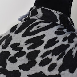 Sjal med Tofsar Leopard GRÅ