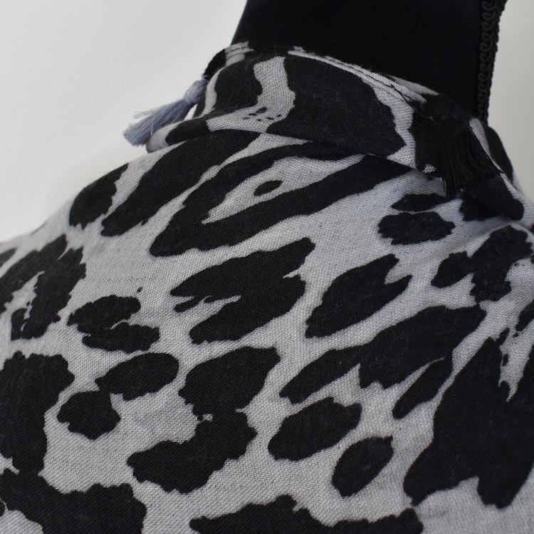 Sjal med Tofsar Leopard GRÅ