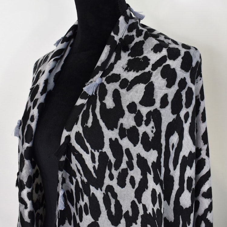 Sjal med Tofsar Leopard GRÅ