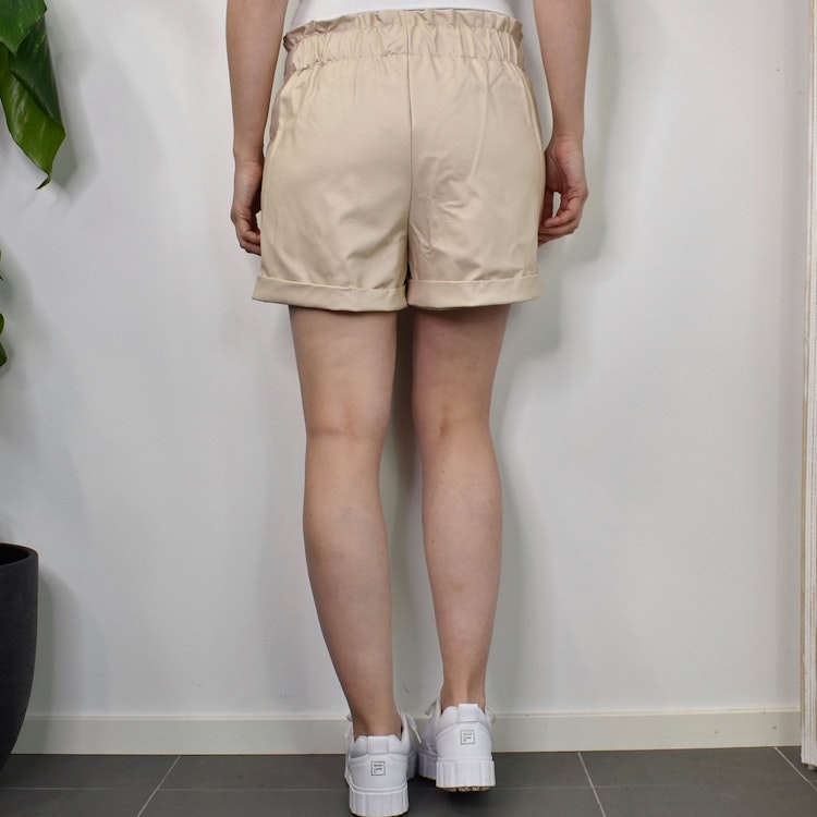 Shorts konstskinn BEIGE - d´NADA
