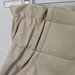 Shorts konstskinn BEIGE - d´NADA