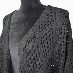 Hålmönstrad cardigan Nea SVART - Mix By Heart