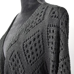 Hålmönstrad cardigan Nea SVART - Mix By Heart