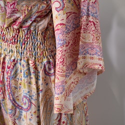 Klänning Isabella MÖNSTRAD BEIGE - Mix By Heart
