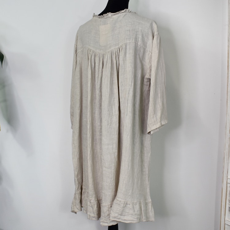 Kort linneklänning med volang BEIGE
