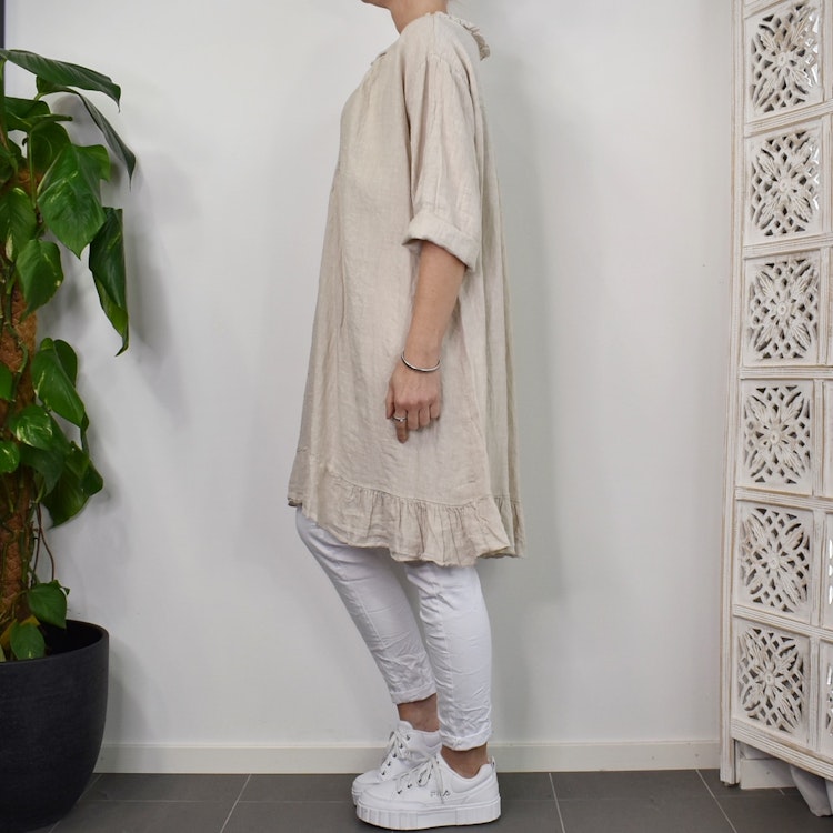 Kort linneklänning med volang BEIGE