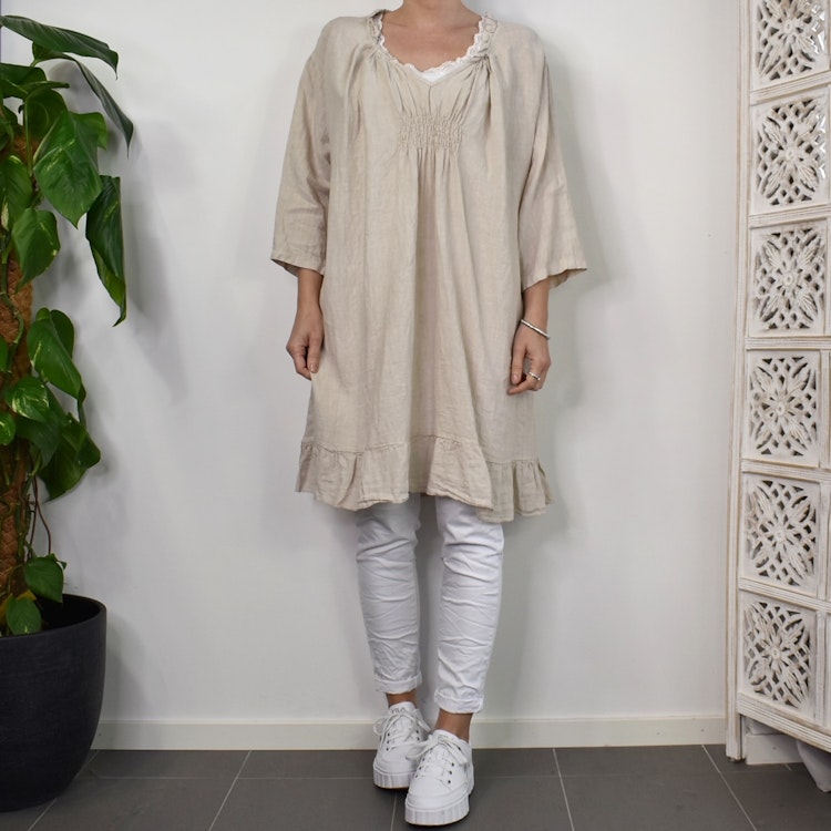 Kort linneklänning med volang BEIGE