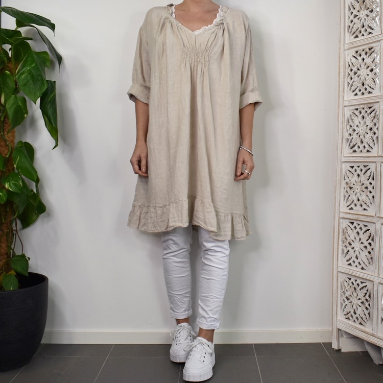 Kort linneklänning med volang BEIGE