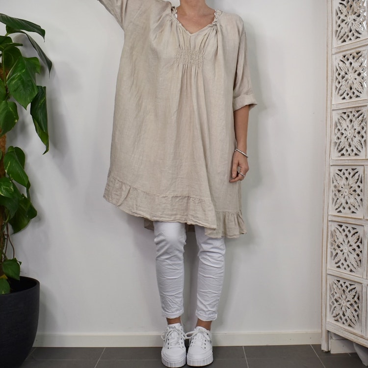 Kort linneklänning med volang BEIGE
