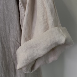 Kort linneklänning med volang BEIGE