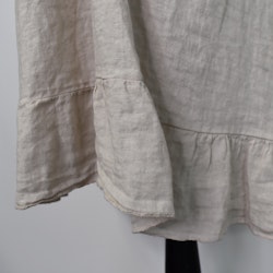 Kort linneklänning med volang BEIGE