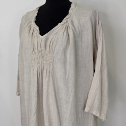 Kort linneklänning med volang BEIGE