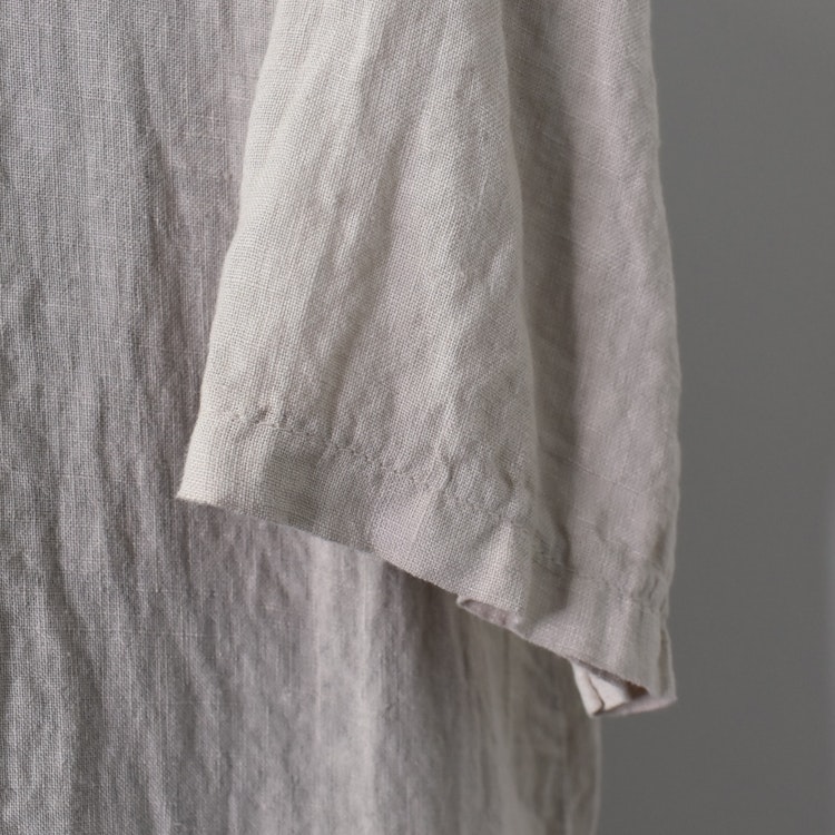 Kort linneklänning med volang BEIGE