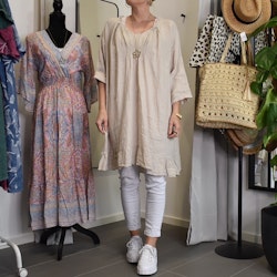 Kort linneklänning med volang BEIGE