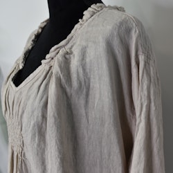 Kort linneklänning med volang BEIGE