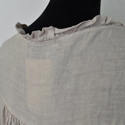 Kort linneklänning med volang BEIGE