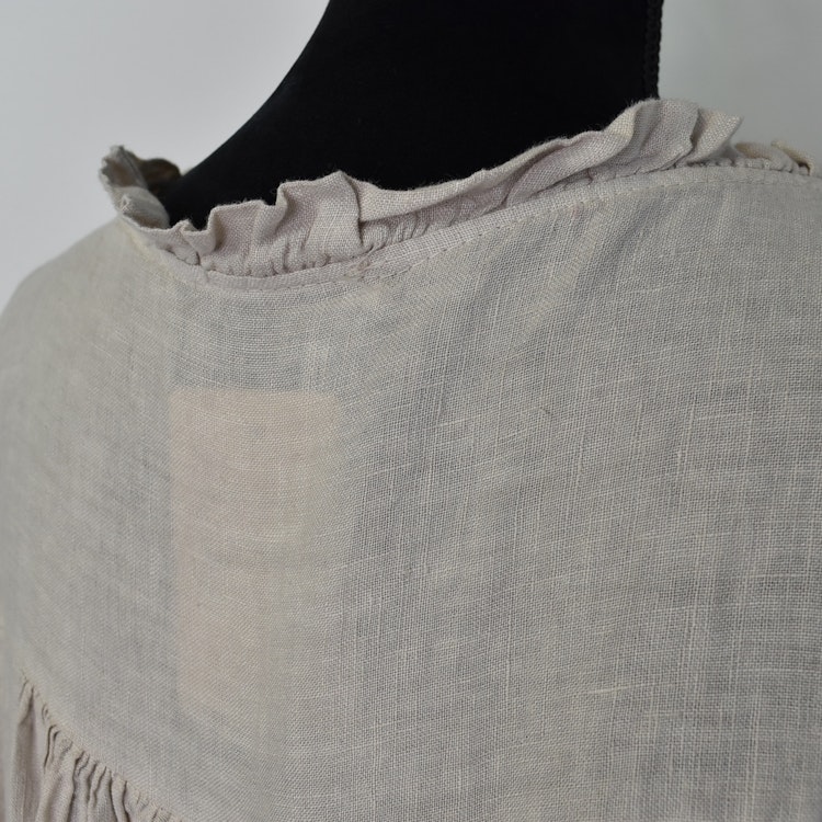 Kort linneklänning med volang BEIGE