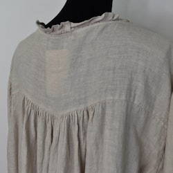 Kort linneklänning med volang BEIGE