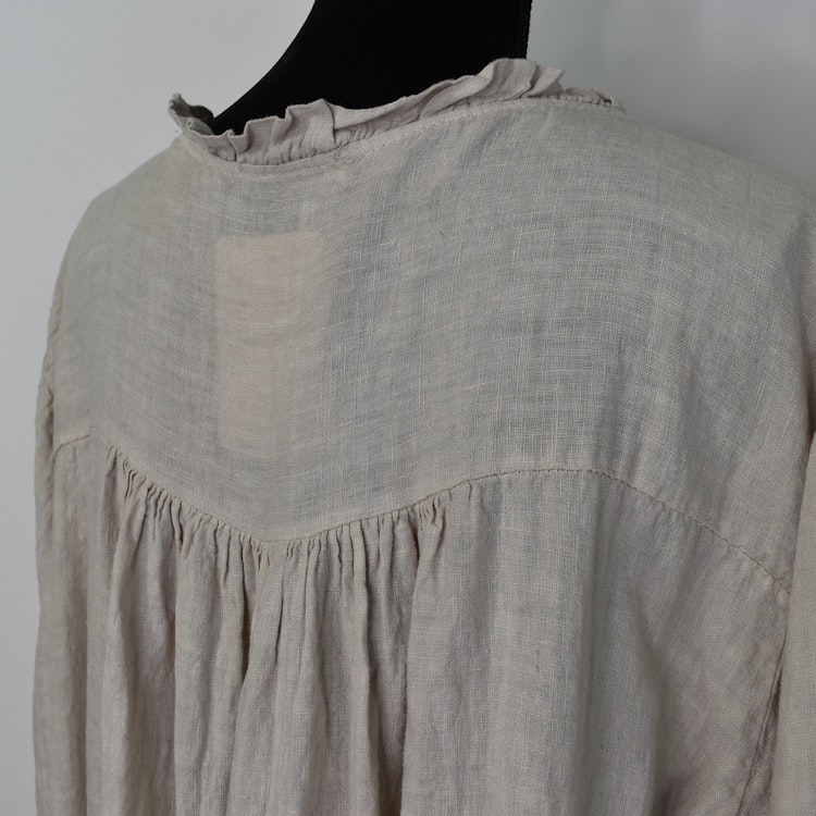 Kort linneklänning med volang BEIGE