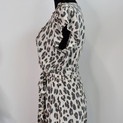 Omlottklänning Leopard CREAM- CoconutMilk by Stajl