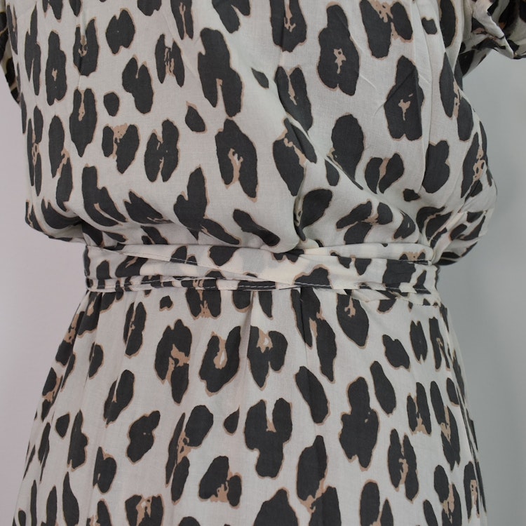 Omlottklänning Leopard CREAM- CoconutMilk by Stajl