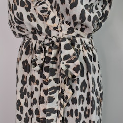 Omlottklänning Leopard CREAM- CoconutMilk by Stajl