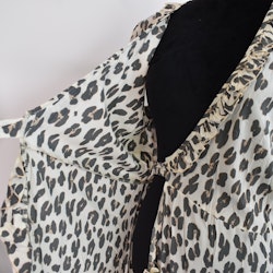 Omlottklänning Leopard CREAM- CoconutMilk by Stajl