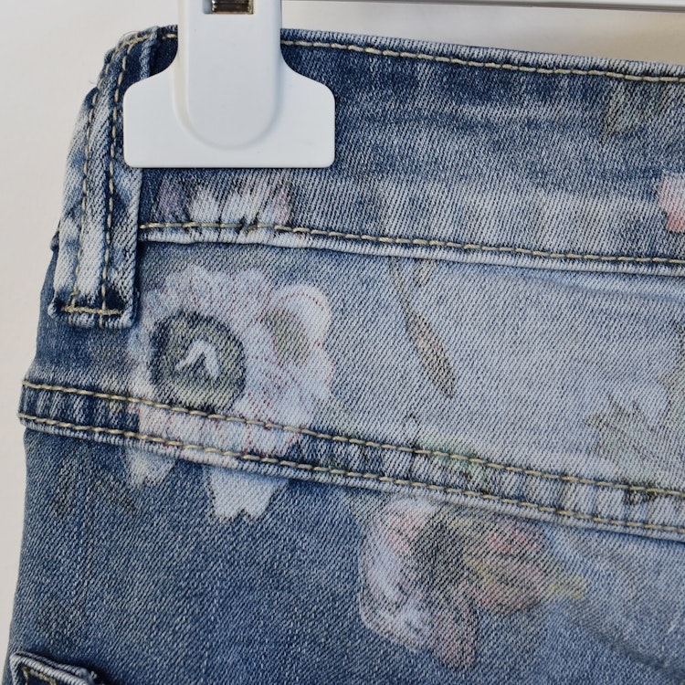 Jeansshorts Blommig LJUS DENIM - Place du Jour