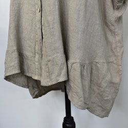 Kort linneskjorta med Volang TAUPE