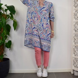 Viskosklänning Mirja Paisley BLÅ - Mix By Heart