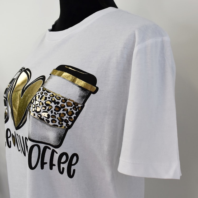 T-shirt Peace, Love & Coffee VIT/GULD