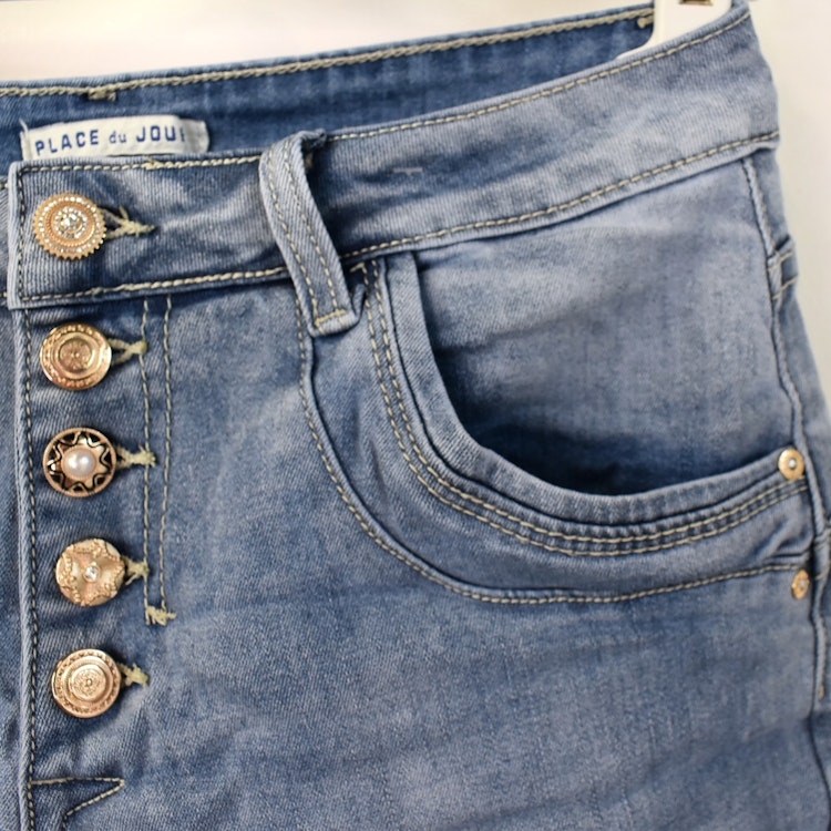 Jeansshorts med dekorativa knappar LJUS DENIM - Place du Jour