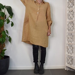 Kort skjortklänning i linne LJUS CAMEL