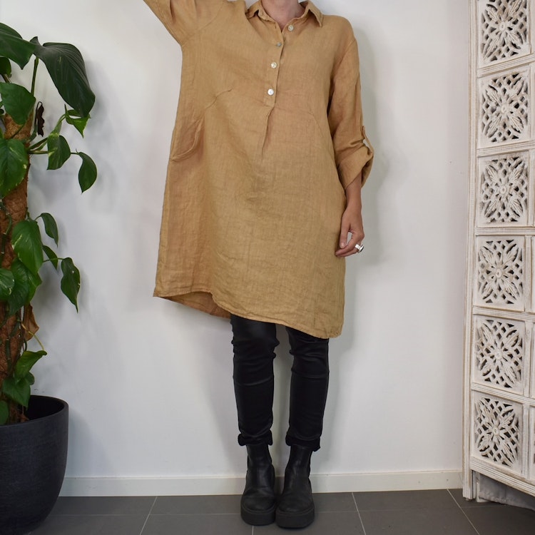Kort skjortklänning i linne LJUS CAMEL