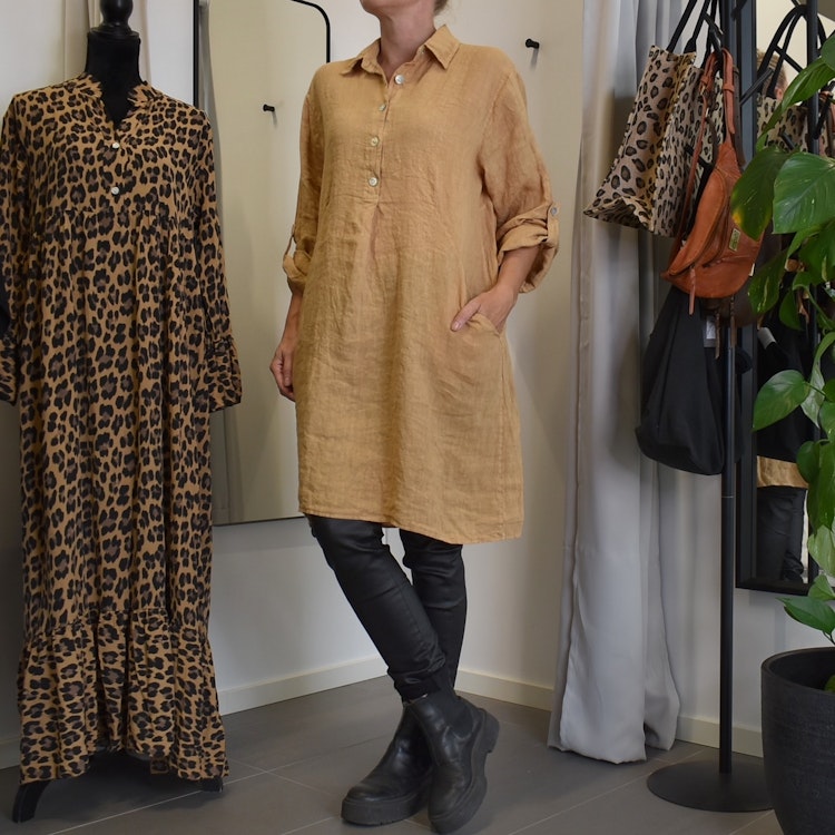 Kort skjortklänning i linne LJUS CAMEL