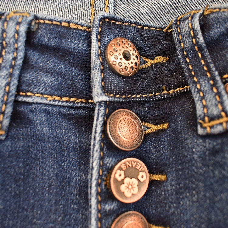 Jeans med knappmix MÖRK BLÅ - Place du Jour