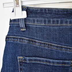 Jeanskjol med slits MÖRK BLÅ