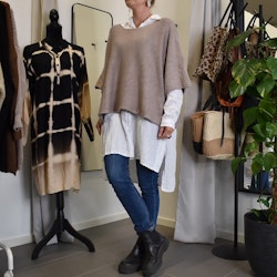 Stickad Ponchotröja Nessa TAUPE - Mix By Heart