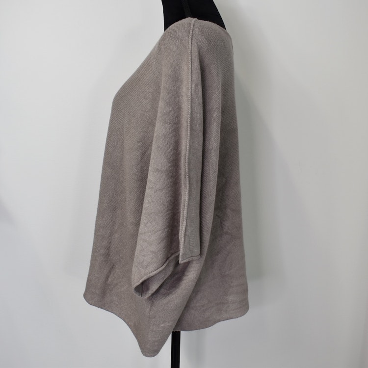 Stickad Ponchotröja Nessa TAUPE - Mix By Heart
