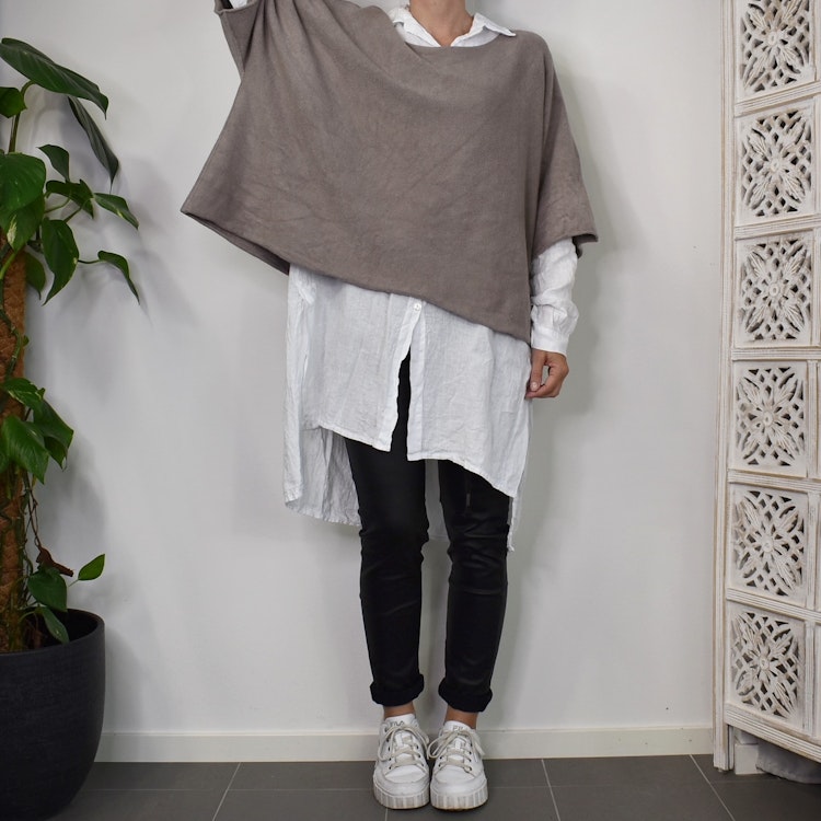 Stickad Ponchotröja Nessa TAUPE - Mix By Heart