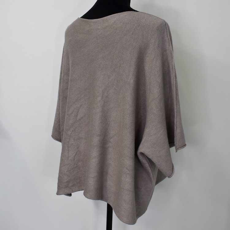 Stickad Ponchotröja Nessa TAUPE - Mix By Heart